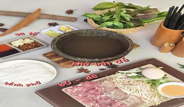 Set phở thố đá đặc sản với thịt bò tái và các loại gia vị đi kèm