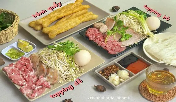 Cách thưởng thức phở bát đá chuẩn vị với đầy đủ rau sống và bánh phở