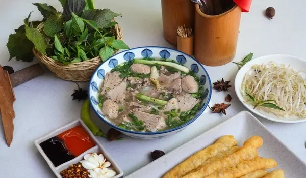 Phở bò Hà Nội chuẩn vị ăn cùng quẩy nóng và tương ớt đặc trưng