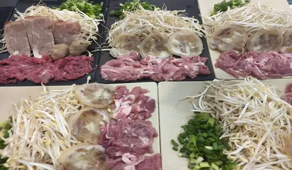 Nguyên liệu thịt bò tươi và rau sống chuẩn bị cho món phở bát đá