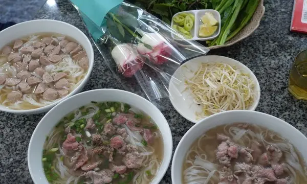 Lan tỏa yêu thương ngày 8-3 tại quán phở 172 Phạm Tứ với chương trình tặng hoa ý nghĩa cho mọi người đến dùng bữa