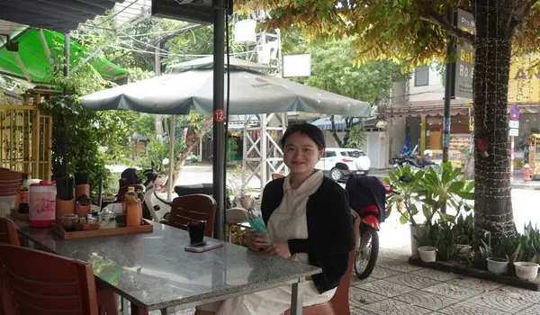 Chương trình tặng hoa chào mừng 8-3 cho khách khi ghé ăn phở tại quán 172 Phạm Tứ, Đà Nẵng