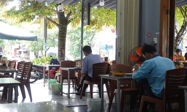 Không gian quán phở rộng rãi và thoáng mát, địa điểm ăn uống sạch sẽ lý tưởng cho mọi người khi ghé thăm Đà Nẵng