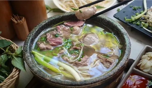 Phở tái nạm cùng hương vị quế, tràm, vị nướt ngọt thanh tạo nên sự kết hợp độc đáo