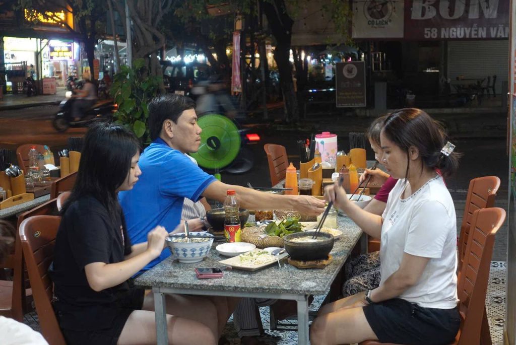 Quán 172 Phạm Tứ với không gian quán rộng rãi, thoáng mát, địa điểm lý tưởng của đại gia đình tại Đà Nẵng