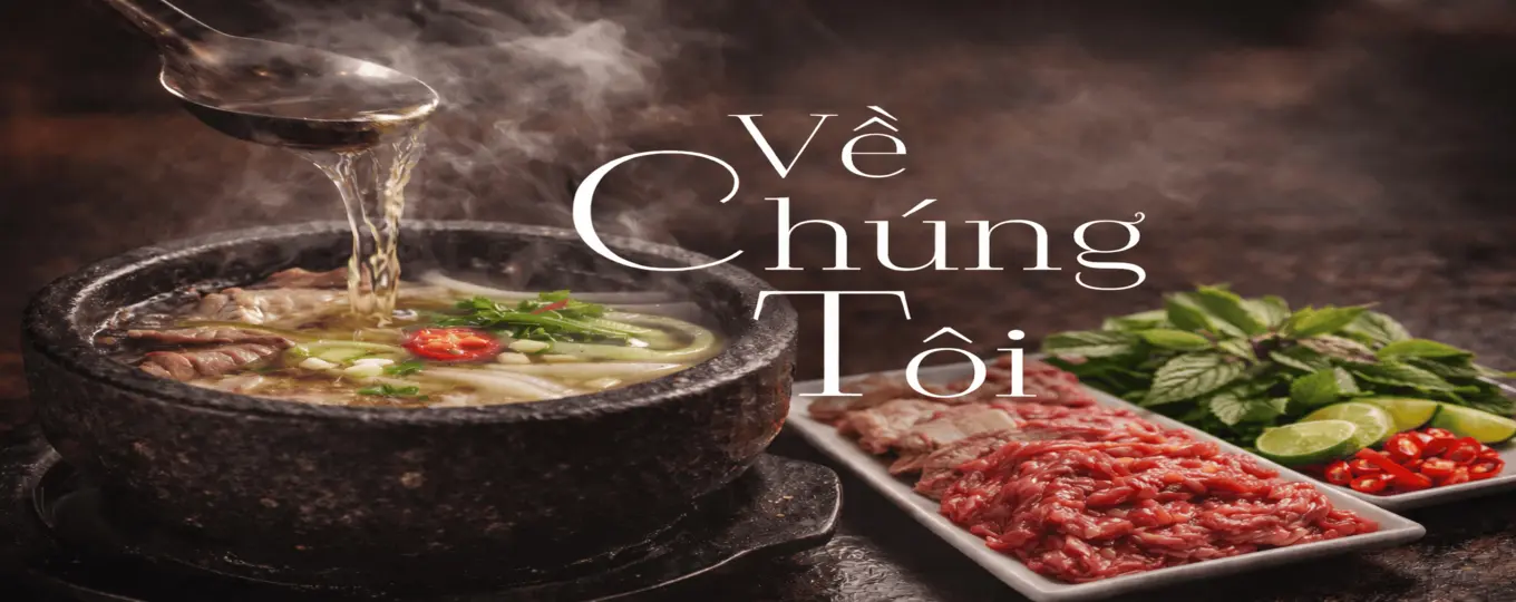 Phở bát đá Hà Nội –ẩm thực với nước dùng sôi sùng sục, giữ trọn độ nóng và hương vị thanh ngọt đặc trưng.