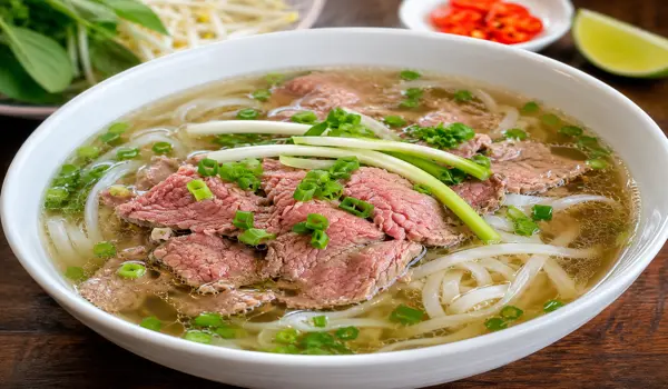 Phở bò tái là món ăn quen thuộc trong văn hóa ẩm thực Việt Nam và cũng là lựa chọn được nhiều thực khách yêu thích nhất khi đến quán phở. Từ các quán ăn bình dân cho đến nhà hàng chuyên phở, phở bò tái gần như luôn nằm trong nhóm món bán chạy nhất nhờ hương vị hài hòa, dễ ăn và phù hợp với nhiều đối tượng khách hàng.