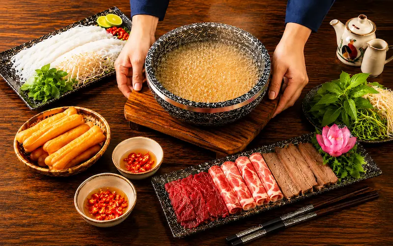 Thưởng thức phở bát đá với nước dùng phở sôi sùng sục giúp giữ trọn giá trị dinh dưỡng